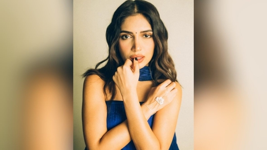 With the help of makeup artist Sonik Sarwate, Bhumi got decked up in nude eyeshadow, winged eyeliner, mascara-coated lashes, blushed cheeks, glowing highlighter and a shade of nude lipstick. (Instagram/@bhumipednekar)