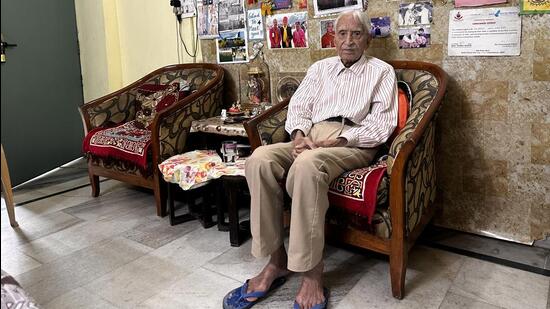 Yog Bir Handa is one of roughly 218,000 people aged above 100 in India and one of just five in Delhi. (HT Photo) Yog Bir Handa is one of roughly 218,000 people aged above 100 in India and one of just five in Delhi. (HT Photo)
