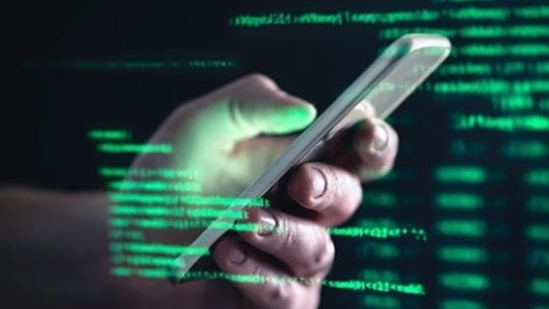 A Bengaluru man lost <span class='webrupee'>₹</span>1.12 crore in an online trading scam after being lured by a woman he met on a dating app, who convinced him to invest in a fake Forex platform. (Shutterstock) A Bengaluru man lost <span class='webrupee'>₹</span>1.12 crore in an online trading scam after being lured by a woman he met on a dating app, who convinced him to invest in a fake Forex platform. (Shutterstock)