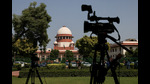 FILE PHOTO: Members of media speak in front of cameras outside the premises of the Supreme Court in New Delhi, India October 13, 2022. REUTERS/Anushree Fadnavis/File Photo (REUTERS) FILE PHOTO: Members of media speak in front of cameras outside the premises of the Supreme Court in New Delhi, India October 13, 2022. REUTERS/Anushree Fadnavis/File Photo (REUTERS)