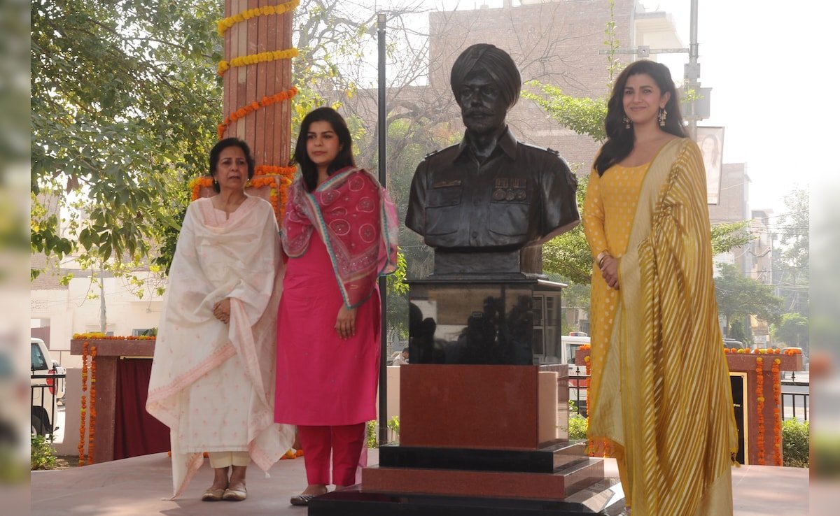Nimrat with her family at the unveiling ceremony of her late father's bronze statue in his birthplace, Sri Ganganagar, Rajasthan. Nimrat with her family at the unveiling ceremony of her late father's bronze statue in his birthplace, Sri Ganganagar, Rajasthan.