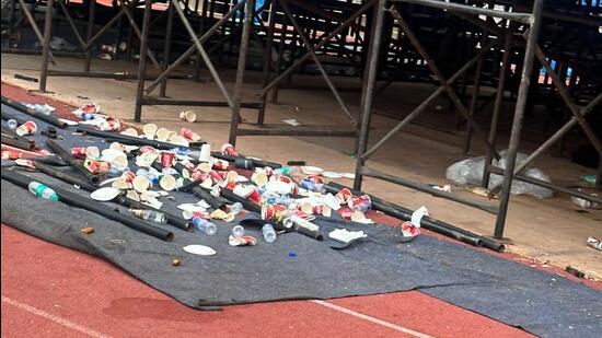 Trash at the Jawaharlal Nehra Stadium in New Delhi. (HT Photo) Trash at the Jawaharlal Nehra Stadium in New Delhi. (HT Photo)