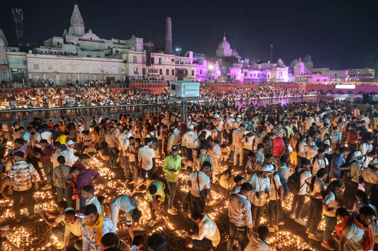 Citizen take part in the 'Deepotsav 2024' on the eve of the 'Diwali' festival, in Ayodhya on October 30.(Deepak Gupta/ Hindustan Times) Citizen take part in the 'Deepotsav 2024' on the eve of the 'Diwali' festival, in Ayodhya on October 30.(Deepak Gupta/ Hindustan Times)