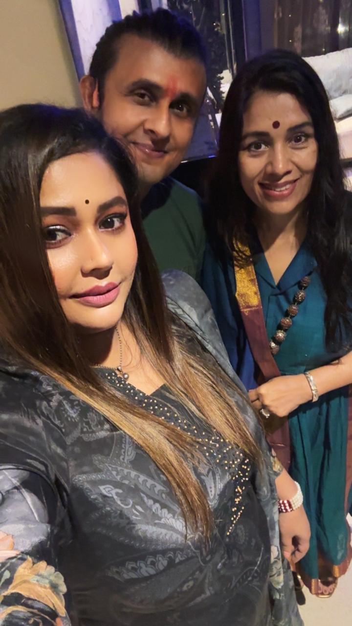 Sonu Nigam (centre) with sisters Meenal Nigam (right) and Teesha Nigam (left) Sonu Nigam (centre) with sisters Meenal Nigam (right) and Teesha Nigam (left)
