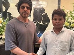 Shah Rukh Khan met a fan from Jharkhand who waiting 95 days for him. Shah Rukh Khan met a fan from Jharkhand who waiting 95 days for him.