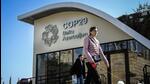 A pedestrian walks past a COP29 information centre in Baku, Azerbaijan, on Sunday. (AFP Photo) A pedestrian walks past a COP29 information centre in Baku, Azerbaijan, on Sunday. (AFP Photo)
