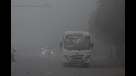 Commuters making their way through the smog in Chandigarh on Wednesday. (Sant Arora/HT) Commuters making their way through the smog in Chandigarh on Wednesday. (Sant Arora/HT)