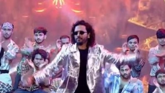 Singer Nakash Aziz performed Pushpa Pushpa song live on stage at the trailer launch in Patna.