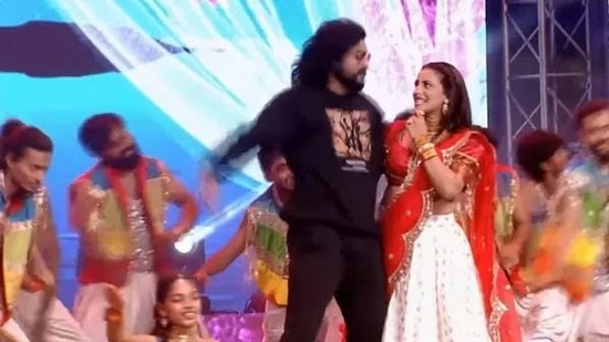 Actor Akshara Singh grooved to Sooseki song before welcoming Rashmika Mandanna on stage.