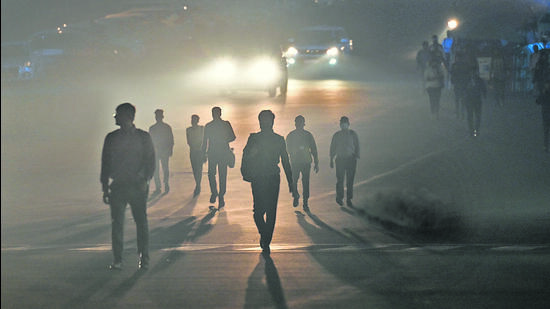 People walk through dense smog at Kartavya Path on Tuesday evening. (RAJ K RAJ /HT PHOTO) People walk through dense smog at Kartavya Path on Tuesday evening. (RAJ K RAJ /HT PHOTO)