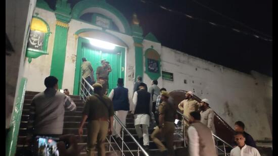 The survey team entering the premises of Jama Masjid in Sambhal on Tuesday evening. (Omveer Singh/HH) The survey team entering the premises of Jama Masjid in Sambhal on Tuesday evening. (Omveer Singh/HH)