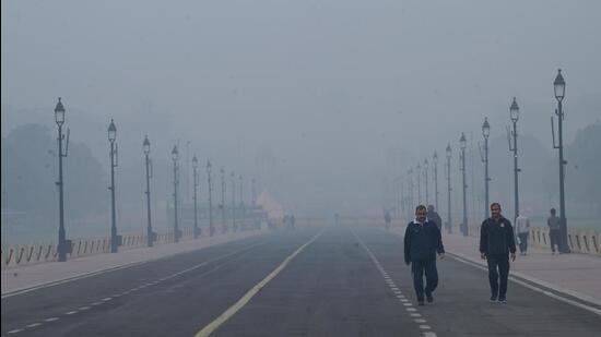 Kartavya Path is engulfed in smog on Saturday morning. (Arvind Yadav/HT Photo) Kartavya Path is engulfed in smog on Saturday morning. (Arvind Yadav/HT Photo)