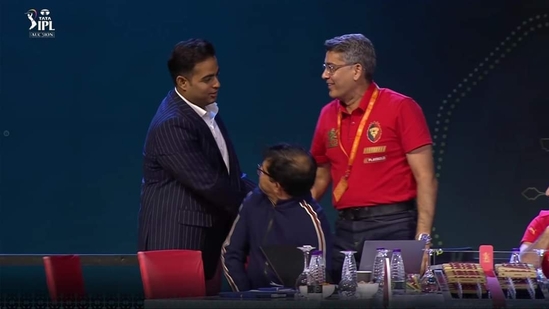 Mumbai Indians owner Akash Ambani shakes hands with RCB representatives mid-auction after securing Will Jacks.(JioCinema) Mumbai Indians owner Akash Ambani shakes hands with RCB representatives mid-auction after securing Will Jacks.(JioCinema)