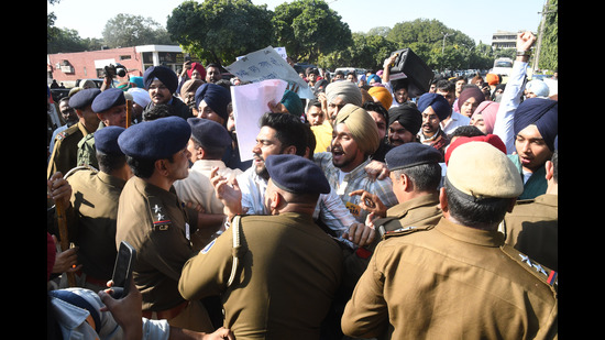 Protesting students clashing with the police in Panjab University on Tuesday. (HT Photo) Protesting students clashing with the police in Panjab University on Tuesday. (HT Photo)
