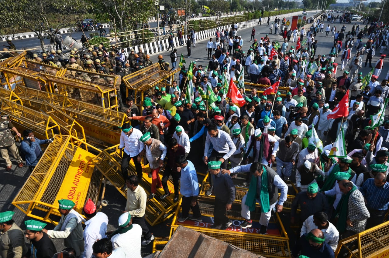 Protesting farmers from Punjab break the police barricades near Noida's Dalit Prerna Sthal to move towards Delhi. (Sunil Ghosh/HT) Protesting farmers from Punjab break the police barricades near Noida's Dalit Prerna Sthal to move towards Delhi. (Sunil Ghosh/HT)