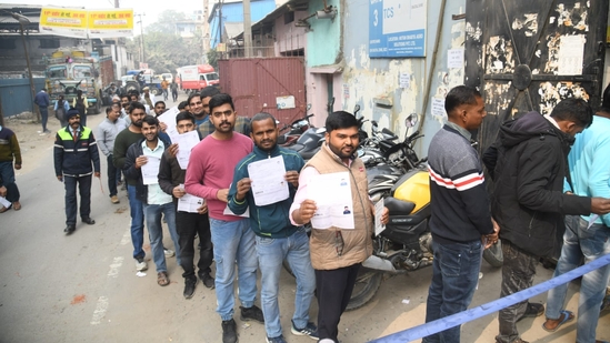 Candidates who will appear for RRB RPF SI written test are standing in queue at ION Digital zone in Patna.(Santosh Kumar )