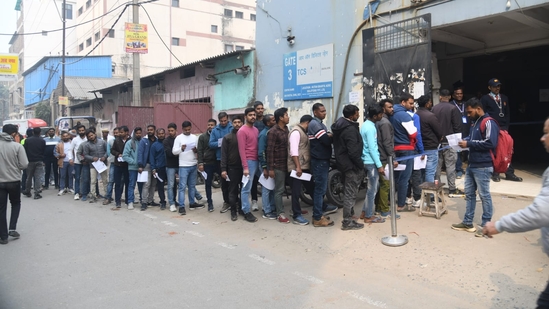 Long queue of aspirants waiting to appear for RRB RPF SI written test at ION Digital zone in Patna.(Santosh Kumar )