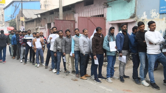 Aspirants standing in queue at ION Digital zone in Patna to appear for Railway Recruitment Board RPF SI examination. (Santosh Kumar )