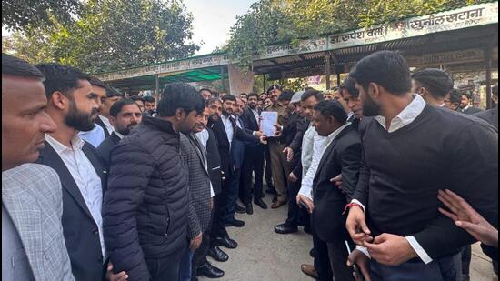 At least 20 farmers were released from Luksar jail in Greater Noida following orders from police commissioner Laxmi Singh. These are in addition to the 27 released on Monday. (HT Photo) At least 20 farmers were released from Luksar jail in Greater Noida following orders from police commissioner Laxmi Singh. These are in addition to the 27 released on Monday. (HT Photo)