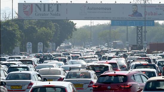 A view of the snarl on DND Flyway on Wednesday owing to the movement of Union minister Nitin Gadkari and J&K lieutenant governor Manoj Sinha to expo mart in Greater Noida. (Sunil Ghosh/HT Photo) A view of the snarl on DND Flyway on Wednesday owing to the movement of Union minister Nitin Gadkari and J&K lieutenant governor Manoj Sinha to expo mart in Greater Noida. (Sunil Ghosh/HT Photo)