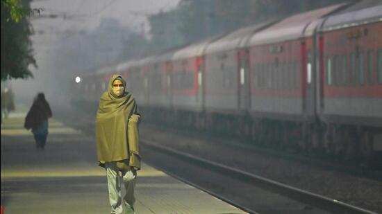 Delhi’s minimum is likely to hover around 7°C over the weekend. (Vipin Kumar/HT Photo) Delhi’s minimum is likely to hover around 7°C over the weekend. (Vipin Kumar/HT Photo)
