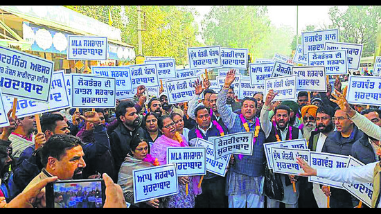Members of opposition parties during a protest in Machhiwara on Saturday (HT Photo) Members of opposition parties during a protest in Machhiwara on Saturday (HT Photo)