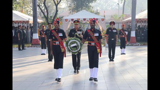 Adding to the solemn celebration, a 405-kilometre Vijay Diwas Ultra Marathon, organised under the aegis of Maharashtra Gujarat and Goa was flagged off at the Command War memorial. (HT PHOTO)