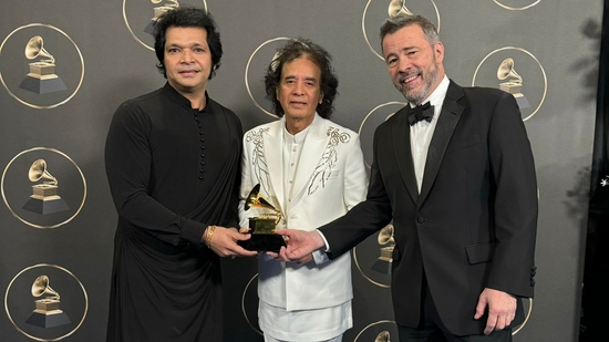 Ustad Zakir Hussain posed for a photo with Rakesh Chaurasia, and Edgar Meyer.