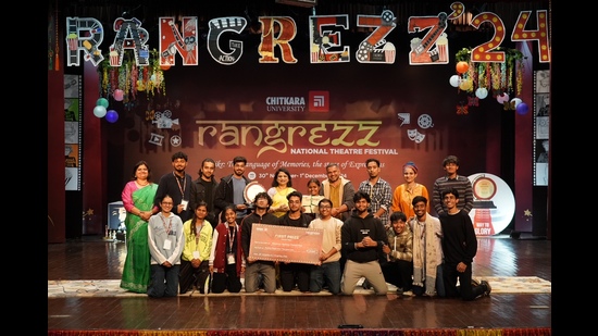 The fest featured an array of performances, including proscenium plays, nukkad nataks, monologues, fringe theatre, and zikr-e-alfaz open mic sessions. (HT Photo) The fest featured an array of performances, including proscenium plays, nukkad nataks, monologues, fringe theatre, and zikr-e-alfaz open mic sessions. (HT Photo)