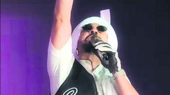 Trouble brew for the officer when concert organisers submitted a complaint to municipal commissioner Amit Kumar about the mobile towers by a private firm, which was not part of the organising team. (HT) Trouble brew for the officer when concert organisers submitted a complaint to municipal commissioner Amit Kumar about the mobile towers by a private firm, which was not part of the organising team. (HT)