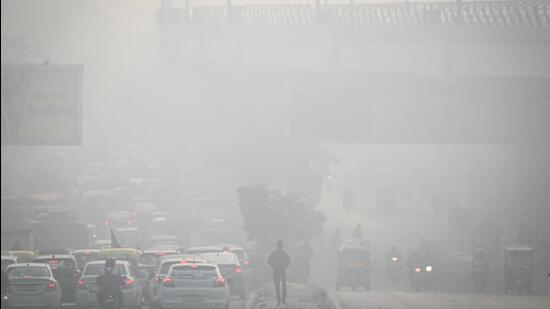 A thick layer of fog in the early hours of Thursday at Shadipur. (Sanchit Khanna/HT PHOTO) A thick layer of fog in the early hours of Thursday at Shadipur. (Sanchit Khanna/HT PHOTO)
