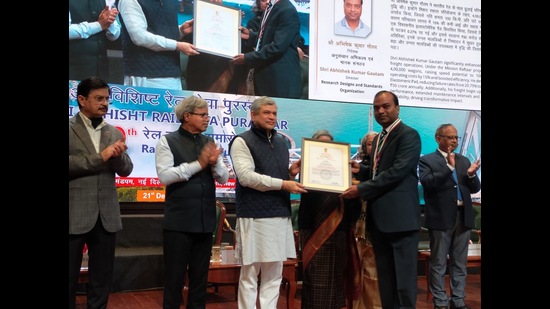 Abhishek Kumar Gautam, Director, RDSO getting railway award (HT Photo) Abhishek Kumar Gautam, Director, RDSO getting railway award (HT Photo)