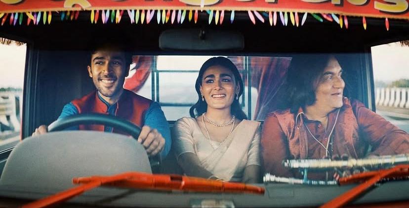 A glimpse of Shalini Pandey, Zahan Kapoor and Swanand Kirkire from Bandwaale. A glimpse of Shalini Pandey, Zahan Kapoor and Swanand Kirkire from Bandwaale.