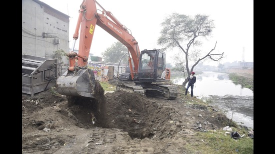 Pipes of dairy units being uprooted in Jamalpur. (HT Photo) Pipes of dairy units being uprooted in Jamalpur. (HT Photo)