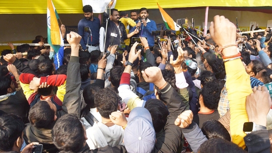 Educator and YouTuber Khan Sir met the protesting aspirants of Bihar Public Service Commission (BPSC) in Patna (Santosh Kumar)