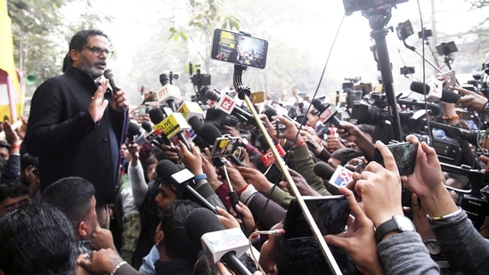 Jan Suraaj party chief Prashant Kishor addressing the protestors at Gardanibagh in Patna(Santosh Kumar)