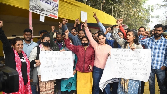 BPSC aspirants demonstrating during a protest at Gardanibagh in Patna.(Santosh Kumar)