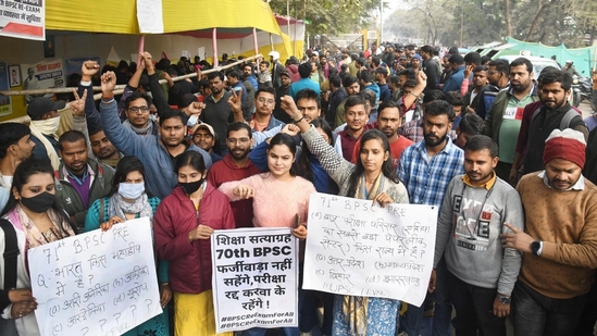 BPSC aspirants demonstrating during a protest at Gardanibagh in Patna over the alleged leak of a question paper of the December 13 combined preliminary exam conducted by BPSC(Santosh Kumar)