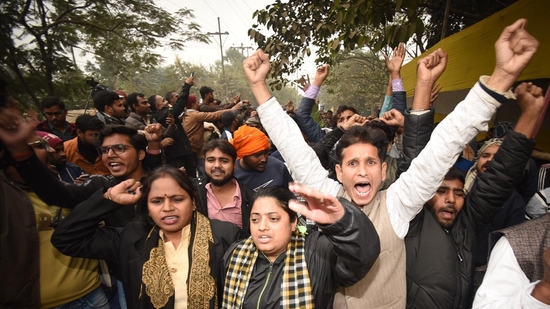 Protestors demonstrating at Gardanibagh in Patna over the alleged leak of a question paper of the December 13 combined preliminary exam conducted by BPSC(Santosh Kumar)