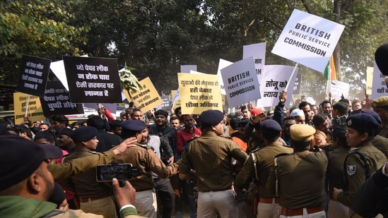 Police administration are seen stopping aspirants during a protest against alleged paper leak and irregularities in the BPSC 70th Integrated Combined Competitive Examination (CCE) 2024 at Gandhi Maidan, in Patna.(Santosh Kumar)