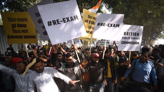 Protestors demonstrating during a protest at Gandhi Maidan in Patna over the alleged leak of a question paper of the December 13 combined preliminary exam conducted by BPSC.(Santosh Kumar)