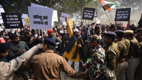Police are seen stopping aspirants during a protest against alleged paper leak and irregularities in the BPSC 70th Integrated Combined Competitive Examination (CCE) 2024 a Gandhi Maidan, in Patna,(Santosh Kumar)