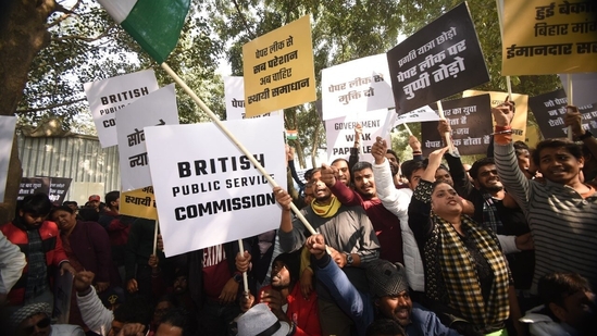 BPSC aspirants demonstrating during a protest at Gandhi Maidan in Patna over the alleged leak of a question paper of the combined preliminary exam(Santosh Kumar) BPSC aspirants demonstrating during a protest at Gandhi Maidan in Patna over the alleged leak of a question paper of the combined preliminary exam(Santosh Kumar)