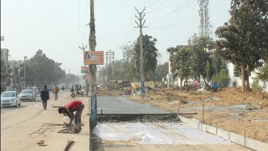 The challenges include two roads stuck over compensation for land, nine roads affected due to compensation for structures, six roads delayed due to lack of land possession, and two roads impeded by unremoved structure. (HT Aechive) The challenges include two roads stuck over compensation for land, nine roads affected due to compensation for structures, six roads delayed due to lack of land possession, and two roads impeded by unremoved structure. (HT Aechive)