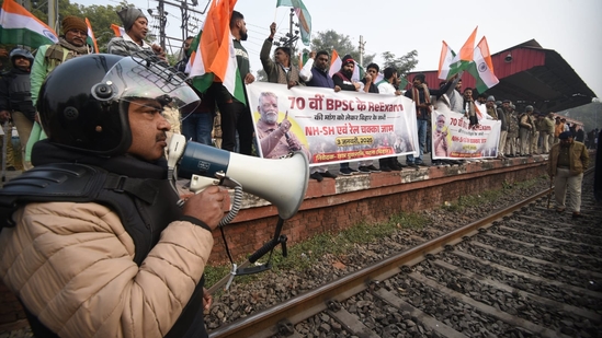 Chhatra Yuva Shakti block a train at Sachivalaya Halt demanding the cancellation of the 70th Integrated Combined Competitive (Preliminary) Examination (CCE), 2024.(Santosh Kumar)
