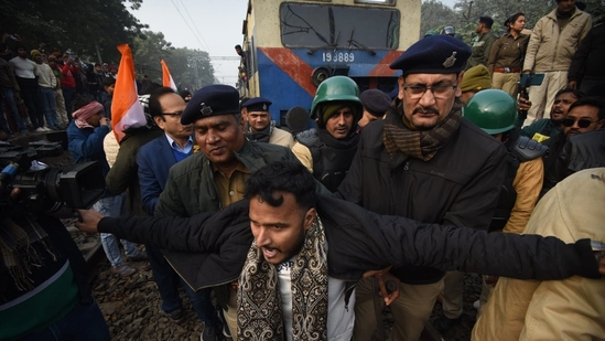 Chhatra Yuva Shakti block the train at Sachivalaya Halt demanding the cancellation of the 70th Integrated Combined Competitive (Preliminary) Examination (CCE), 2024, conducted by the BPSC, over allegations of question paper leak, in Patna.(Santosh Kumar)