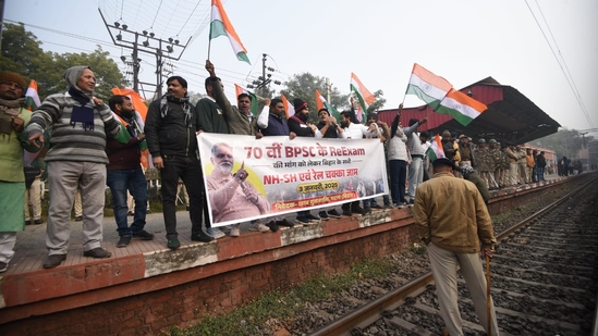 Protestors demonstrating during block the train at Sachivalaya Halt demanding the cancellation of the 70th Integrated Combined Competitive (Preliminary) Examination (CCE), 2024.(Santosh Kumar)
