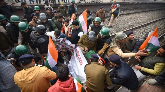 Chhatra Yuva Shakti block the train at Sachivalaya Halt demanding the cancellation of the 70th Integrated Combined Competitive (Preliminary) Examination (CCE), 2024, conducted by the BPSC. (Santosh Kumar)