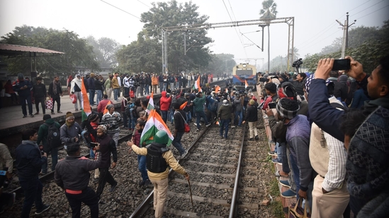 Protestors block the train at Sachivalaya Halt demanding the cancellation of the 70th Integrated Combined Competitive (Preliminary) Examination (CCE), 2024, conducted by the BPSC.(Santosh Kumar)