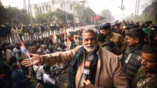 Independent MP Pappu Yadav and Chhatra Yuva Shakti block the train at Sachivalaya Halt demanding the cancellation of the 70th Integrated Combined Competitive (Preliminary) Examination (CCE), 2024.(Santosh Kumar)